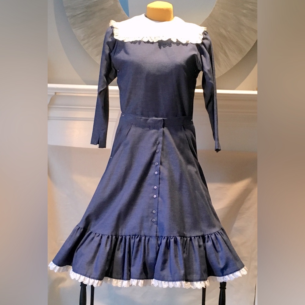 VINTAGE Hand crafted girls prairie dress
Long sleeve top and ruffle hem skirt